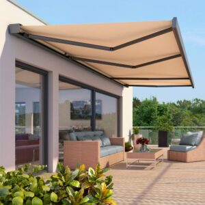 Sfeervolle knikarmschermen terrasschermen gemonteerd boven een terras