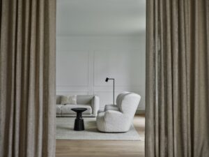 Sfeervolle gordijnen op maat in de woonkamer bij Oskar Interieur