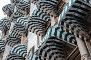 Sfeervolle markiezen zonwering buiten gemonteerd aan een woning