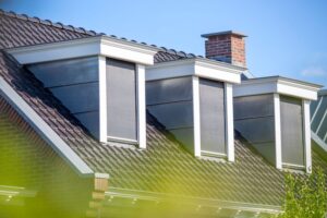 Strakke screens zonwering gemonteerd op een woning