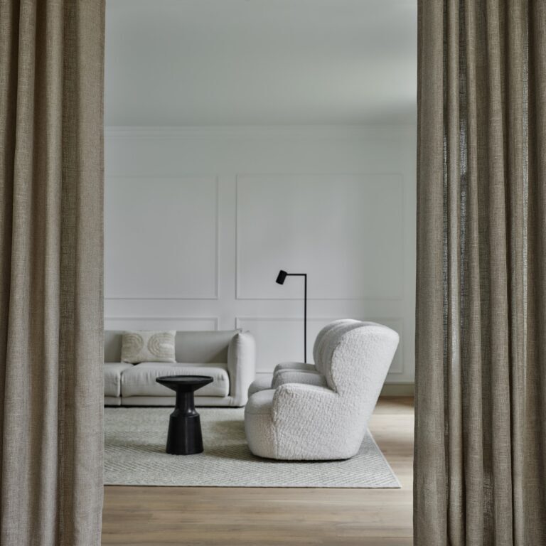 Sfeervolle gordijnen op maat in de woonkamer bij Oskar Interieur
