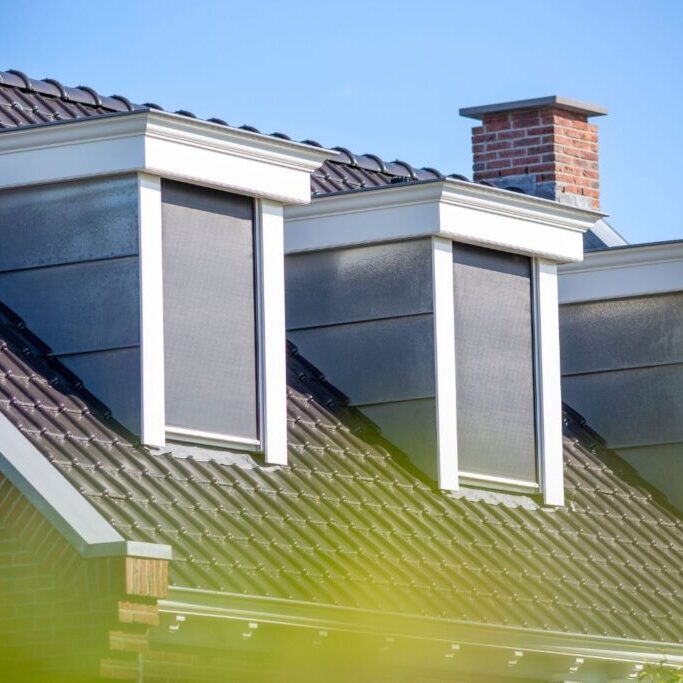 Strakke screens zonwering gemonteerd op een woning