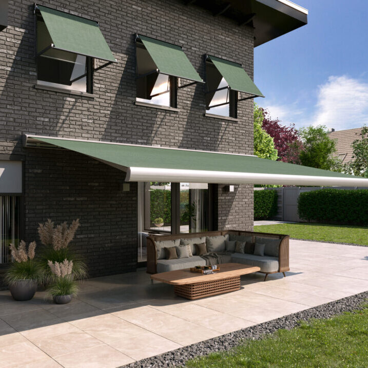 Windvaste uitvalschermen zonwering buiten gemonteerd aan een woning